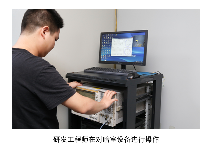 研發(fā)工程師在對暗室設(shè)備進(jìn)行操作